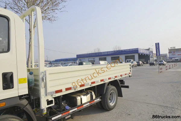 Sinotruk HOWO Dream Classic 110 hp 4X2(6 wheels) 3.65m single-row flatbed light truck Body (1) | 86Trucks
