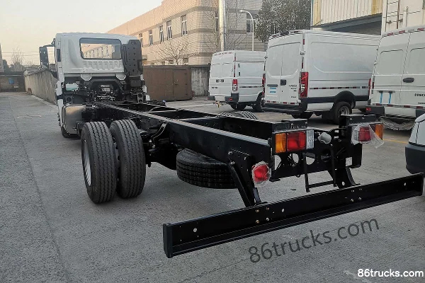Qingling Isuzu Mega 205 hp 4X2(6 wheels) 6.65m Flatbed Cargo Truck Exterior (2) | 86Trucks