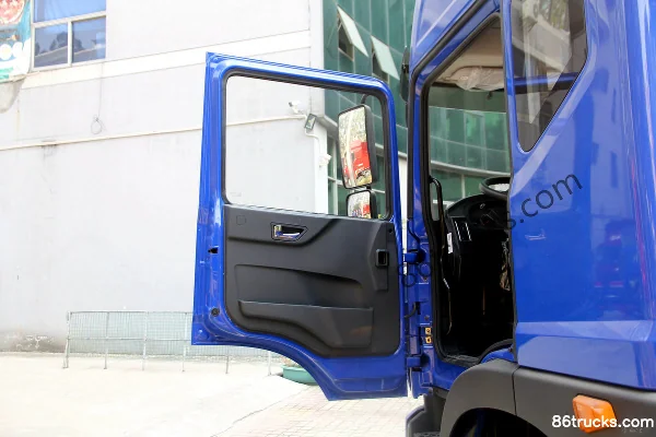 Dongfeng Duolika D9 200hp 4X2(6 wheels) 8m Van Cargo Truck (China VI) Cab (1) | 86Trucks