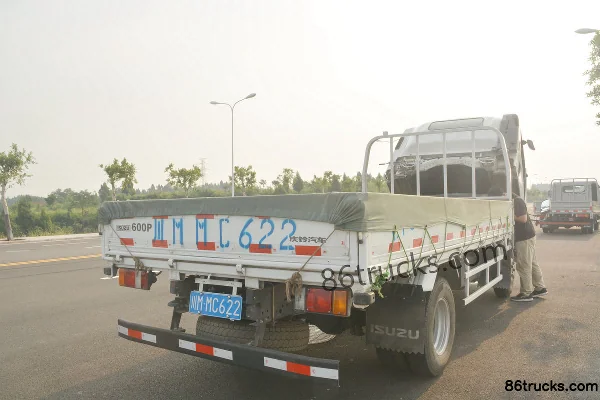 Qingling Isuzu K600 120 hp 4X2(6 wheels) 4.205m Single Row Flatbed Light Truck Body (3) | 86Trucks