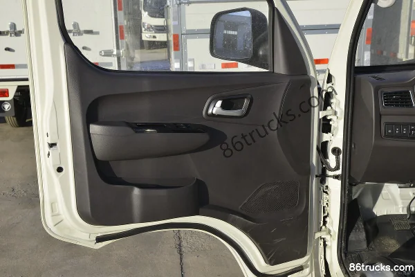 Foton Xiangling M1 Luxury Edition 1.6L 122 hp 4X2(6 wheels) Gasoline 2.82 m single-row stake micro truck (China VI) Cab (2) | 86Trucks
