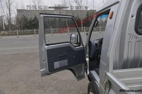 Dongfeng Xiaobawang V 1.3L 87 ch 4X2(6 roues) micro camion plateau à ridelles simple cabine 3,3 m (1) | 86Trucks