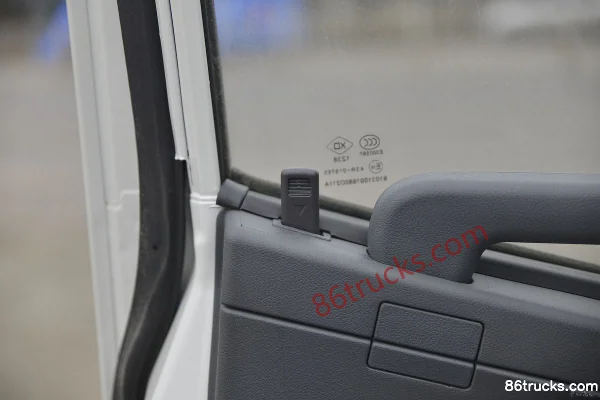 Dongfeng Xiaobawang W15 1.5L 113 hp 4X2(6 wheels) 3.35m Single Row Flatbed Light Truck (China VI) Cab (2) | 86Trucks