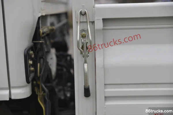 Dongfeng Xiaobawang W15 1.5L 113 hp 4X2(6 wheels) 3.35m Single Row Flatbed Light Truck (China VI) Body (3) | 86Trucks