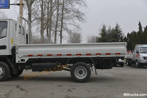 Dongfeng Xiaobawang W15 1.5L 113 hp 4X2(6 wheels) 3.35m Single Row Flatbed Light Truck (China VI) Body (2) | 86Trucks