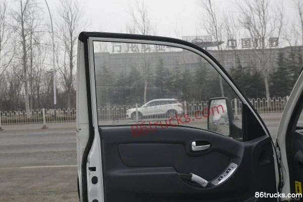 Dongfeng Xiaobawang W17 102 hp 4X2(6 wheels) 3.95 m single-row flatbed micro truck (air brake) Cab (2) | 86Trucks