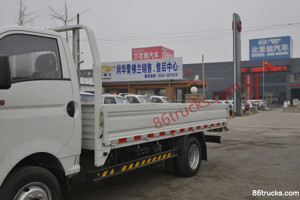 Dongfeng Xiaobawang W17 102 hp 4X2(6 wheels) 3.95 m single-row flatbed micro truck (air brake) Body (1) | 86Trucks