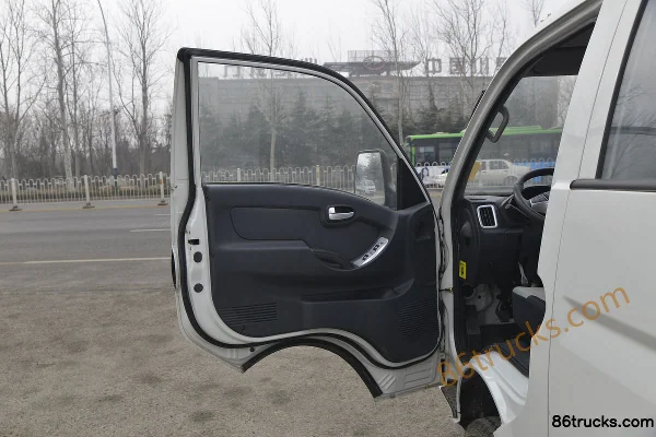 Dongfeng Xiaobawang W17 1.5L 113hp 4X2(6 wheels) 2.7m Double Row Flatbed Light Truck (China VI) Cab (1) | 86Trucks
