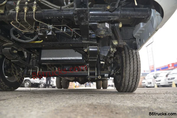 Dongfeng Xiaobawang W17 1.5L 113hp 4X2(6 wheels) 2.7m Double Row Flatbed Light Truck (China VI) Chassis (3) | 86Trucks