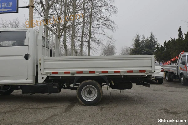 Dongfeng Xiaobawang W17 1.5L 113hp 4X2(6 wheels) 2.7m Double Row Flatbed Light Truck (China VI) Body (2) | 86Trucks