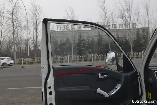Dongfeng Xiaobawang W17 1.5L 113hp 4X2(6 wheels) 3.92m single-row flatbed light truck (China VI) Cab (2) | 86Trucks