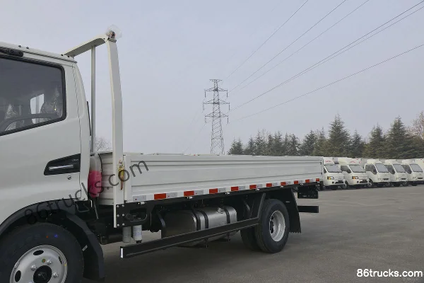 JAC Shuailing E Medium 132 ch 4X2(6 roues) 4,235 m camion plateau à ridelles cabine simple Carrosserie (1) | 86Trucks