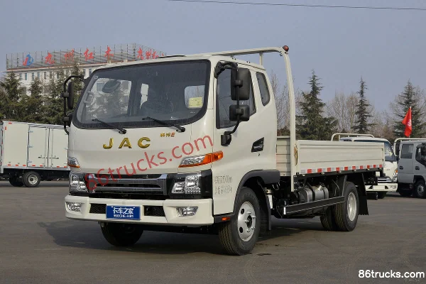 JAC Shuailing E Medium Body 152 hp 4X2(6 wheels) 3.905m semi-cab flatbed truck Exterior (3) | 86Trucks