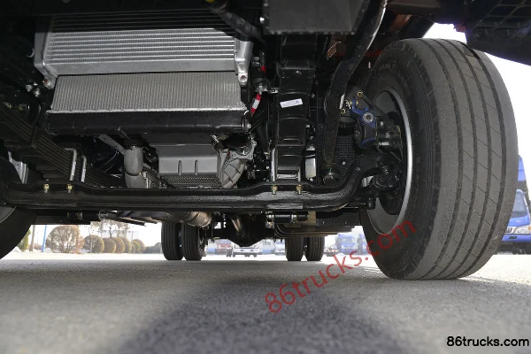 JAC Shuailing Q7 154 hp 4X2(6 wheels) 4.845m semi-row box light truck Chassis (3) | 86Trucks