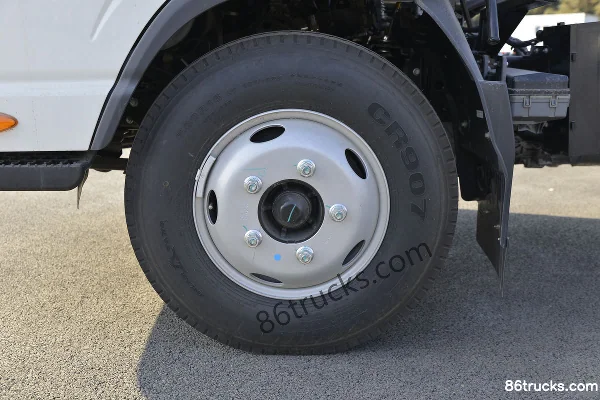 JAC Shuailing Q3 130 hp 4X2(6 wheels) 4.18m Single Row Stake Light Truck (Ratio 4.875) Chassis (1) | 86Trucks
