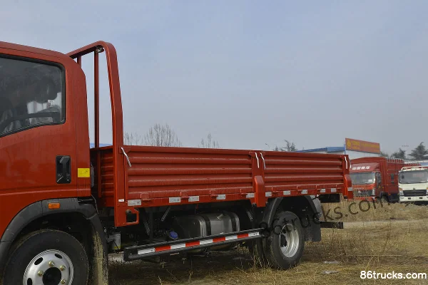 Sinotruk HOWO Tongshuai Lightweight 129hp 4X2(6 wheels) 4.165m Single-row Flatbed Light Truck Body (1) | 86Trucks