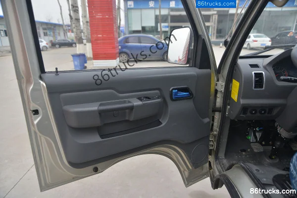 Beiqi Heibao H7 88 hp 4X2(6 wheels) 2.595m double-row flatbed truck Cab (1) | 86Trucks