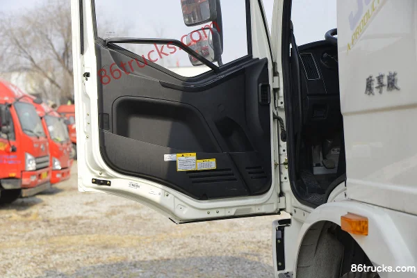 FAW Jiefang J6L Medium Truck Quality Enjoy Edition 240 hp 4X2(6 wheels) Water Sprinkler Truck (Chengli Brand) Cab (2) | 86Trucks