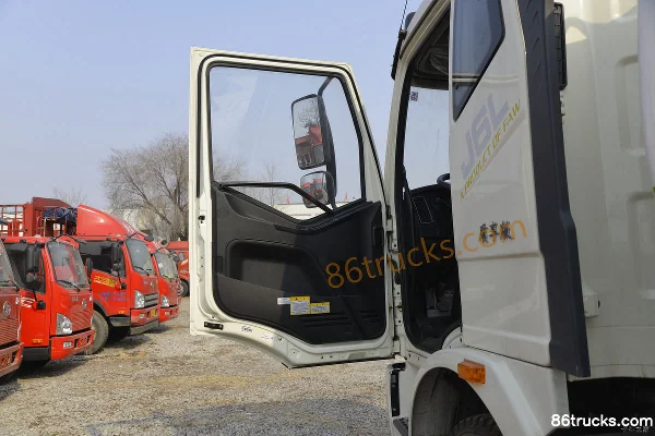 FAW Jiefang J6L Medium Truck Quality Enjoy Edition 240 hp 4X2(6 wheels) Water Sprinkler Truck (Chengli Brand) Cab (1) | 86Trucks