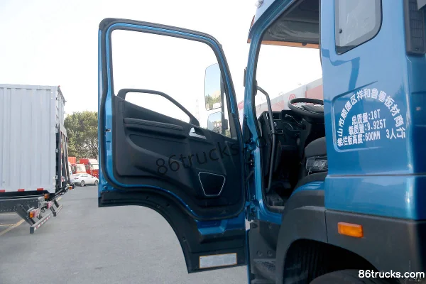 FAW Jiefang Qingdao JK6 Medium Truck 220 hp 4X2(6 wheels) 6.8m Flatbed Cargo Truck Cab (1) | 86Trucks