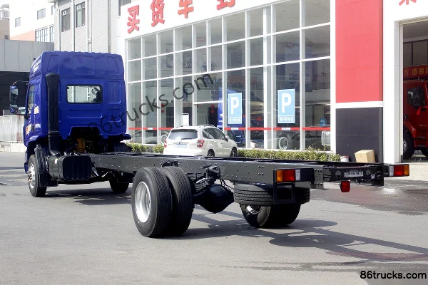 Dongfeng Liuqi New Chenglong M3 medium truck 220hp 4X2(6 wheels) 9.7m van cargo truck Exterior (3) | 86Trucks