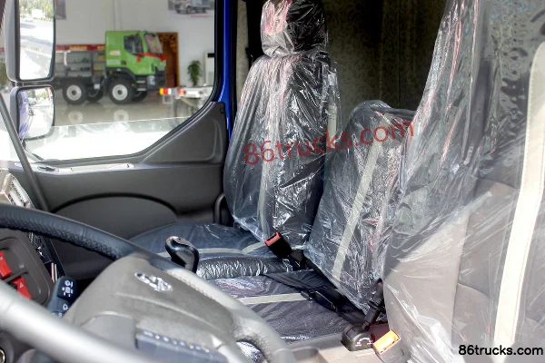 Dongfeng Liuqi New Chenglong M3 medium truck 220hp 4X2(6 wheels) 9.7m van cargo truck Cab (2) | 86Trucks