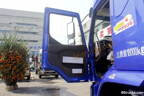 Dongfeng Liuqi New Chenglong M3 medium truck 220hp 4X2(6 wheels) 9.7m van cargo truck Cab (1) | 86Trucks