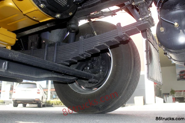 Dongfeng Liuqi New Chenglong M3 medium truck 220hp 4X2(6 wheels) 9.7m van cargo truck Chassis (3) | 86Trucks