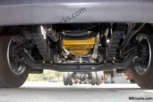 Dongfeng Liuqi New Chenglong M3 medium truck 220hp 4X2(6 wheels) 9.7m van cargo truck Chassis (1) | 86Trucks