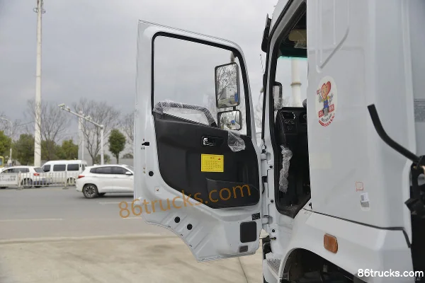 Dongfeng F5 165hp 4X2(6 wheels) green sprinkler truck (Yandi brand) Cab (1) | 86Trucks