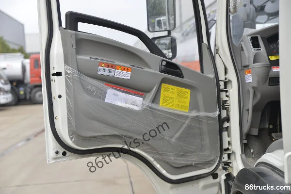 Dayun G6 Medium Truck 165hp 4X2(6 wheels) Fuel Tanker Truck (Chufei Brand) Cab (2) | 86Trucks