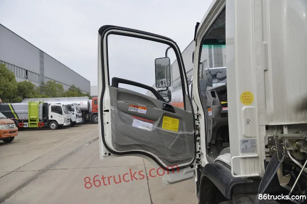 Dayun G6 Medium Truck 165hp 4X2(6 wheels) Fuel Tanker Truck (Chufei Brand) Cab (1) | 86Trucks