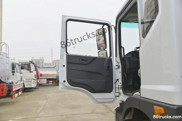 Dongfeng Duolika D9 180 hp 4X2(6 wheels) Oil Tanker (Chufei Brand) Cab (1) | 86Trucks
