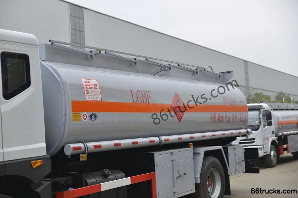 Dongfeng Duolika D9 180 hp 4X2(6 wheels) Oil Tanker (Chufei Brand) Body (1) | 86Trucks