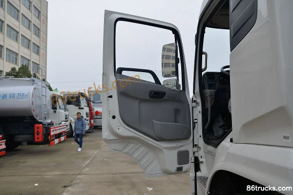 Dongfeng Commercial Vehicle Tianjin VR 190 ch 4X2(6 roues) camion citerne à carburant (marque Chufei) Cabine (1) | 86Trucks
