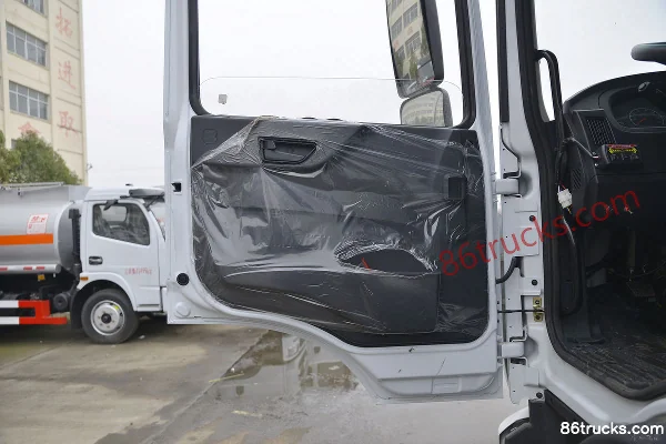 Dongfeng Duolika D9 230 hp 4X2(6 wheels) Green Sprinkler Truck (Chufei Brand) (China VI) Cab (1) | 86Trucks