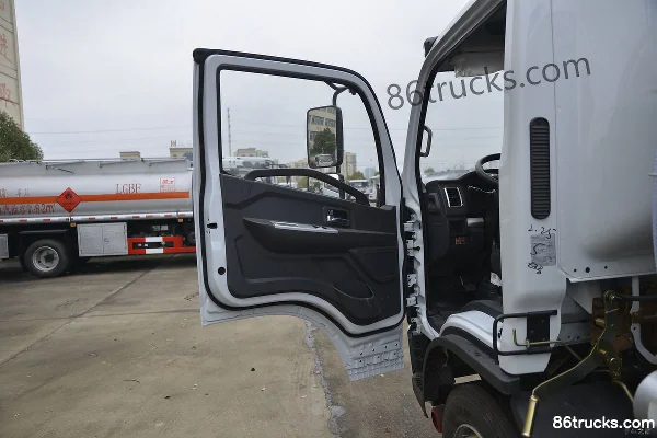 Dongfeng Duolika D7 Ruineng Edition 165 hp 4X2(6 wheels) Fuel Tank Truck (Chufei Brand) (China VI) Cab (1) | 86Trucks