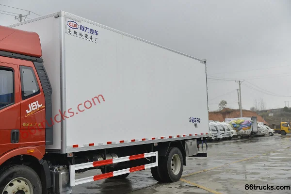 FAW Jiefang J6L 240 hp 4X2(6 wheels) 6.8m Refrigerated Truck (Chengliwei Brand) Body (1) | 86Trucks