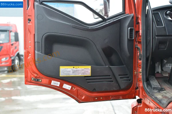 FAW Jiefang J6L 240 hp 4X2(6 wheels) 6.8m Refrigerated Truck (Chengliwei Brand) Cab (2) | 86Trucks