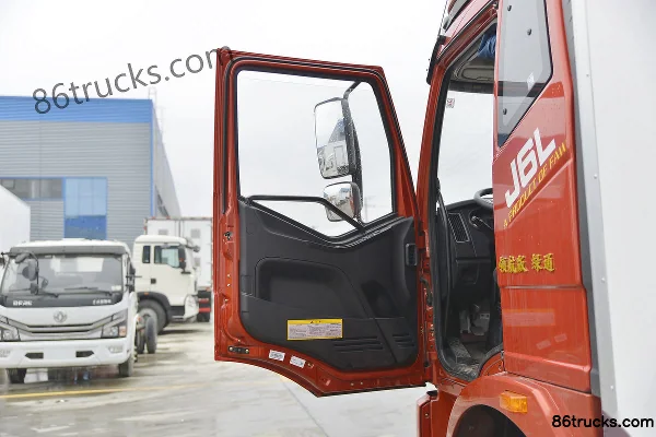 FAW Jiefang J6L 240 hp 4X2(6 wheels) 6.8m Refrigerated Truck (Chengliwei Brand) Cab (1) | 86Trucks