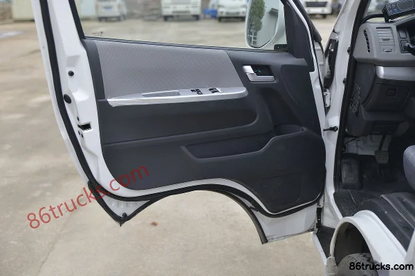 Foton View G7 129 hp 4X2(6 wheels) Refrigerated Truck (Chengliwei Brand) Cab (2) | 86Trucks