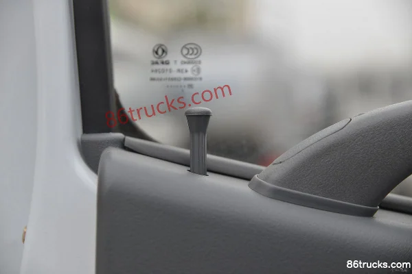 Dongfeng Duolika D6 115 hp 4X2(6 wheels) Fuel Tanker (Chufei Brand) (China VI) Cab (3) | 86Trucks