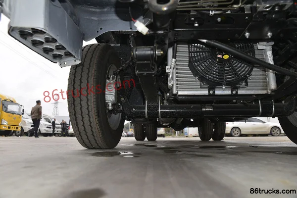 Yuejin Fuyun S80 113 hp 4X2(6 wheels) 3.55m Refrigerated Truck Cab (2) | 86Trucks