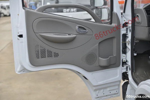 Dongfeng Duolika D6 115hp 4X2(6 wheels) Fuel Tanker Truck (Chufei Brand) Cab (2) | 86Trucks