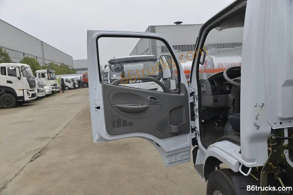 Dongfeng Duolika D6 115hp 4X2(6 wheels) Fuel Tanker Truck (Chufei Brand) Cab (1) | 86Trucks