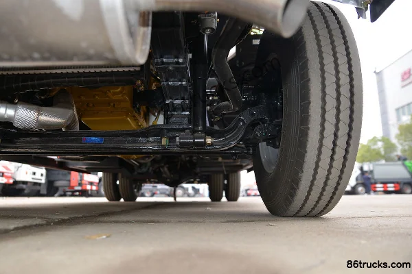 Dongfeng Duolika D6 115hp 4X2(6 wheels) Fuel Tanker Truck (Chufei Brand) Chassis (3) | 86Trucks
