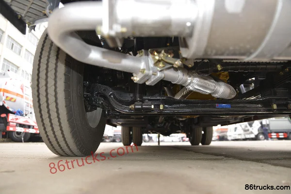 Dongfeng Duolika D6 115hp 4X2(6 wheels) Fuel Tanker Truck (Chufei Brand) Chassis (2) | 86Trucks