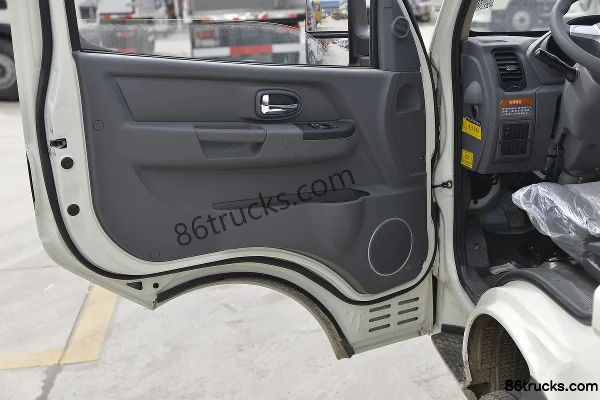 Feidi Auto Ditu GX 112 hp 4X2(6 wheels) 3.5 m Refrigerated Truck Cab (2) | 86Trucks