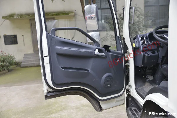 FAW Jiefang J6F 130 ch 4X2(6 roues) camion citerne à carburant (marque Chufei) (China VI) Cabine (2) | 86Trucks