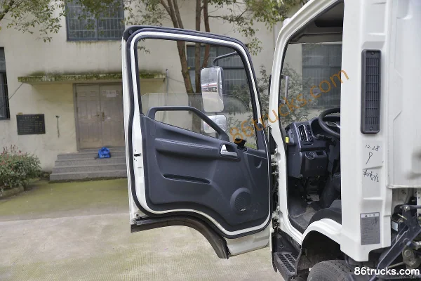 FAW Jiefang J6F 130 ch 4X2(6 roues) camion citerne à carburant (marque Chufei) (China VI) Cabine (1) | 86Trucks